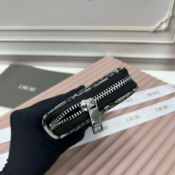 ディオール財布着用イメージ